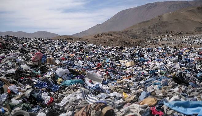 칠레 북부 아타카마 사막에 위치한 알토 오스피시오의 라 물라 마을 근처에 13일 대량의 의류 폐기물이 버려져 있다. 칠레는 중고의류 수입의 큰 손인데 팔리지 않는 옷들은 이곳에 버려진다. AP=연합뉴스
