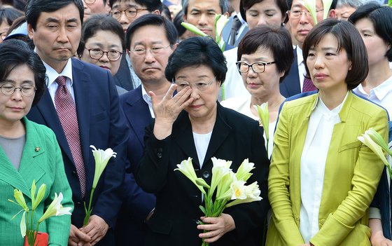 2015년 8월 24일 한명숙 전 국무총리(가운데)가 서울구치소에 수감되기 직전 지지자들의 배웅을 받고 있다. 뉴스1