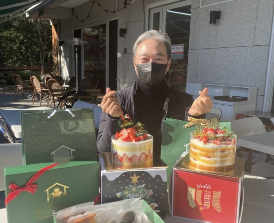 On the 14th, he posted a picture through his instagram.In the open photo, the information stone is showing a heart with both hands in front of a cake and various bread suitable for the Christmas atmosphere.The warm heart of the information stone boasting a warm middle-aged visual is also conveyed to the viewers.The netizens who saw this were impressed by comments such as It is a luxurious composition as a gift and It is really rich.So, he said, My son prepared hard, and he expressed his pride for his second son.On the other hand, Jung Seok has recently opened a bakery in Seongbuk-dong, Seoul and is collecting a lot of topics.Photo: Jeong Bo-seok Instagram