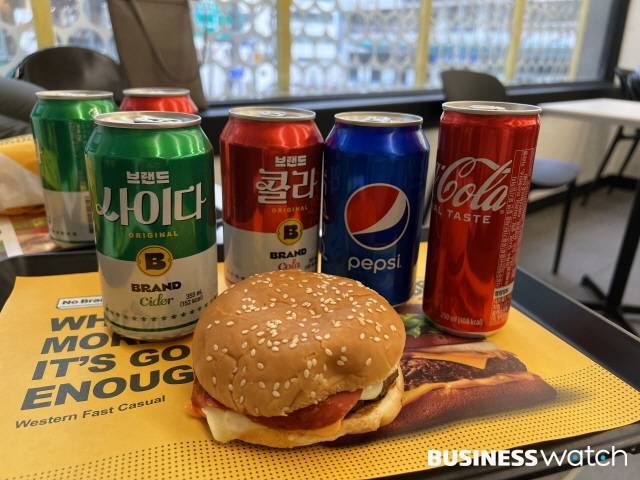 노브랜드 버거가 자체 브랜드 콜라와 사이다를 내놨다. /사진=이현석 기자 tryon@