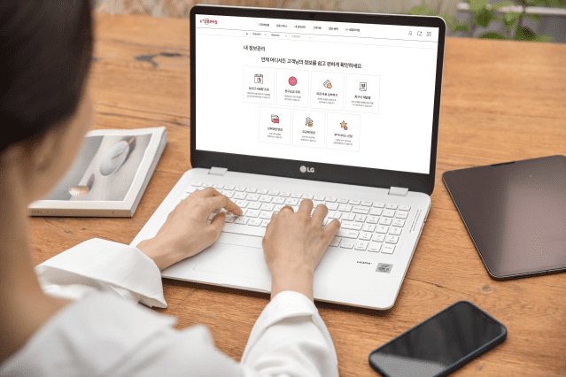 U+알뜰모바일 모델이 홈페이지에 십고 편하게 확인할 수 있도록 직관적으로 구성된 '내정보관리' 메뉴를 살펴보고 있다.