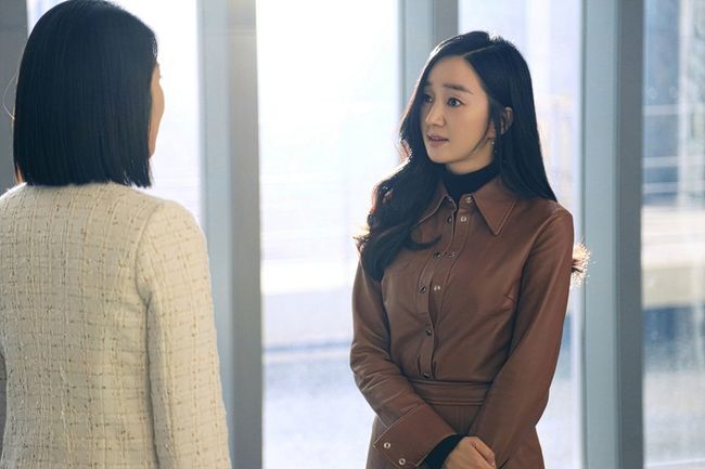 Soo Ae, Kim Ji Hyuns sharp nervous breakdown was capturedIn the third episode of JTBCWednesday-Thursday evening drama drama The Works City (playplayed by Son Se-dong/directed by Jeon Chang-geun/produced High Story D & C, JTBC Studio), which will air today (15th), two daughter-in-laws of Sung Jin-ga (family) are Yoon (Soo Ae), and Kim Ji H. actor (Kim Ji H. Youn) will vent hostile feelings toward each other.This Main actor has been a disapproval of other East-West Yoons since his usual birth.Recently, her husband, Jung Joon-il (Kim Young-jae), was hit by the Sungjin Group accounting scandal that his brother, Jung Joon-hyuk (Kim Kang-woo), alone broke out, and the feelings toward her brother and wife are not good.In the case of Art Space Jam Jin, who is also the representative, the two peoples deposits were piled up inside and outside the company.Like the foreshadowed sequence, Yoon Hee and the Main actor pour out the accumulated deposits.The two people who have clashed once again ahead of the Art Space Jam Jean exhibition are rarely able to narrow their differences and strongly confront.As you can see from the public photos, Yoon Hee can feel the tension of the day as he keeps his cool eyes and suppresses the situation at once while holding the wrist of this Main actor strongly.On the other hand, the angry Main actor is more curious about the incident between the two because of the cold words of Yoon Hee.The whole of the bloody nerve warfare of Soo Ae and Kim Ji Hyun can be found in the third JTBC Wednesday-Thursday evening drama City which is broadcasted at 10:30 pm today (15th).