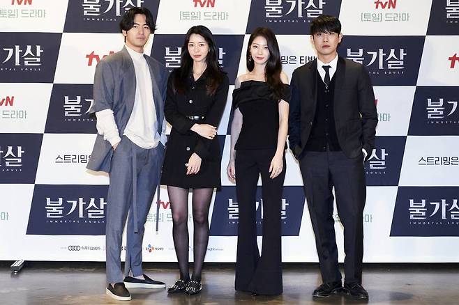 배우 이진욱, 권나라, 공승연, 이준이 15일 오후 온라인으로 진행된 tvN 새 토일극 '불가살' 제작발표회에 참석해 포즈를 취하고 있다. 2021.12.15 <사진=CJ ENM> /사진=임성균 기자 tjdrbs23@