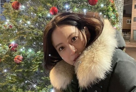 Actor Oh Yeon-seo showed off his lovely beauty.On the 15th, Oh Yeon-seo posted a picture on his instagram with the phrase Mirikri.In the photo, Oh Yeon-seo took a picture in the background of the Christmas tree. She smiled with her head tilted.Especially the small face and the big eyes that seem to fall out attracted peoples attention.On the other hand, Oh Yeon-seo will appear on KBS2 Beautiful Party.