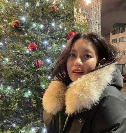 Actor Oh Yeon-seo showed off his lovely beauty.On the 15th, Oh Yeon-seo posted a picture on his instagram with the phrase Mirikri.In the photo, Oh Yeon-seo took a picture in the background of the Christmas tree. She smiled with her head tilted.Especially the small face and the big eyes that seem to fall out attracted peoples attention.On the other hand, Oh Yeon-seo will appear on KBS2 Beautiful Party.