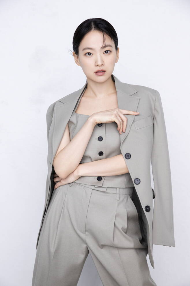 Seoul = = Actor Chun Woo-Hee has unveiled a new Profile that includes all the pure flawless visuals and alluring charms.On the 16th, H & Entertainment, a subsidiary company, presented a new profile photo of Chun Woo-Hee.As an actor who is surprised with his different face every time, Chun Woo-Hee also focuses his attention on the newly released Profile photos with different charms.From pure visuals to alluring auras. Chun Woo-Hees attractive points, which vary depending on the concept, are fun to watch.The first thing that comes into my eye is the beauty of Chun Woo-Hee.As time went by, the atmosphere that added depth filled the frame tightly, and the sparkling eyes were completed with more perfect results by taking a picture of the profile picture.In the ensuing photo, Chun Woo-Hee reverted the atmosphere once again, emitting a chic charm.In the situation where the black background is thoroughly concentrated on the person, the artists delicate expression is fully demonstrated and overwhelms the gaze.As such, Chun Woo-Hee has transformed all concepts like chameleon.It is always the same as the title of transform and Actor to believe and see which is added to the name of his own.Chun Woo-Hee, who announced the new profile and announced the current situation, met with the public through the movie Rain and Your Story and TVN Run House 3 released this spring.Chun Woo-Hee has been divided into Sohee, who lives in the movie Rain and Your Story, even in a tough and free reality.Characters complex emotional lines, which grow with excitement and sorry, have been tightly created to immerse the audience.As a result, Chun Woo-Hee proved the wide spectrum again and won the Best Actress Award at the 41st Golden Film Festival Awards.In addition, TVN Run House 3, with a passionate attitude and a passionate attitude, gave a happy virus to both the cast and viewers.Meanwhile, Chun Woo-Hee is reviewing his next film after finishing filming the movie I just dropped my smartphone.