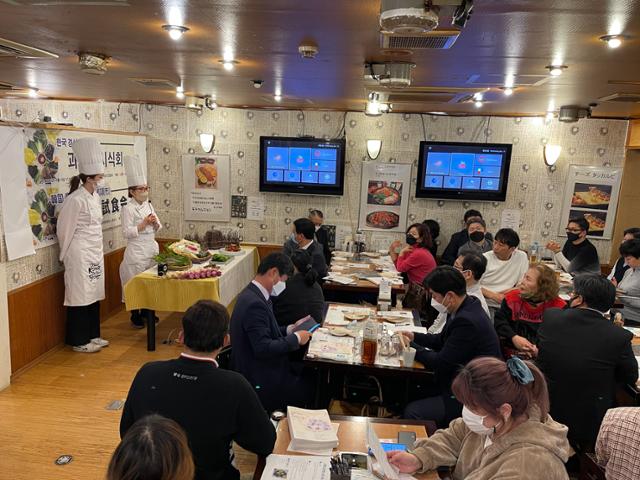 경북도 도쿄사무소가 15일 일본 도쿄 신주쿠에서 동해안 과메기 홍보행사를 열고 과메기를 활용한 음식과 효능을 설명하고 있다. 경북도 제공