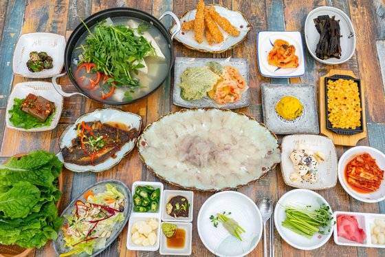 강릉항 인근 '이젠 씨푸드'의 복어회 상차림.