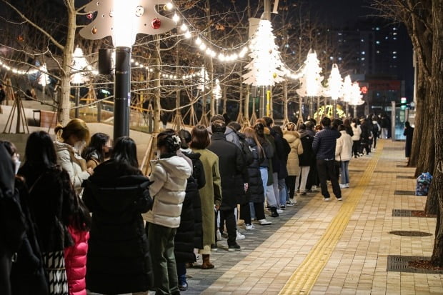 16일 오후 서울 서대문구 신촌역 광장에 마련된 선별진료소를 찾은 시민들이 코로나19 검사를 받기 위해 줄지어 서 있다. /사진=연합뉴스
