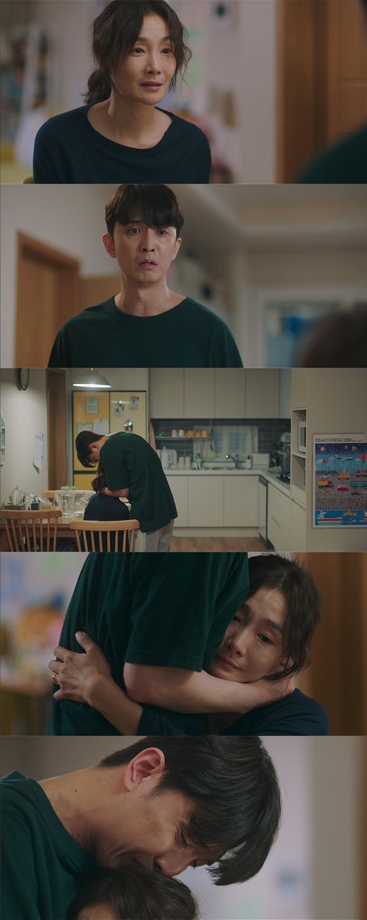 Park Hyo-joo and Yun bamboo make the house theater into a tearful sea.SBS gilt drama Now, Were Breaking Up (playplay by Jane/director Lee Gil-bok/creator Gline&Kang Eun-kyung/produced Samhwa Networks, UAA/hereinafter Jihejung) has exploded a powerful Kahaani bomb.Park Hyo-joo, who always seemed to keep friends, was diagnosed with cancer.The stories of people who can not leave Jeon Mi-sook, such as Jeon Mi-sook and her husband Kwak Soo-ho, who are preparing to part ways with precious people, stimulated the audiences tears.Previously, Jeon Mi-sook was diagnosed with cancer and refused chemotherapy.Kwak Soo-ho and his daughter, Ha Young-eun (Song Hye-kyo) and Hwang Chi-sook (Choi Hee-seo) wanted to leave a good last memory for two friends.But neither Kwak Soo-ho nor Friends could accept it, and they hoped that Jeon Mi-sook would somehow survive even Haru.However, in the pain of sudden sudden arrival, Jeon Mi-sook started to prepare for a little parting.Meanwhile, on December 16, the production team of Jihejung released the images of Jeon Mi-sook and Kwak Soo-ho, who are in the process of broadcasting 11 times ahead of Haru.However, it is confirmed that Kwak Soo-hos expression has become hardened within what Jeon Mi-sook said, and in the following photos, Jeon Mi-sook and Kwak Soo-ho are holding each other tightly and shedding tears.Viewers who know both the situation and the heart of the two people are sick with the picture alone.Park Hyo-joo, Yun bamboo, who draws emotions to the drama, know the excellent ability of Actor, so I am already tearful about how much the scene will be.Park Hyo-joo is known to have not actually lost weight for the role, but also made up for it.In this regard, the production team of Jihejung said, The story of Jeon Mi-sook and Kwak Soo-ho is an important Kahaani line leading the second half of our drama.As it is the story of a husband who can not leave his wife and wife who are preparing for separation, there are many scenes that are emotionally dramatic. Park Hyo-joo and Yun bamboos Acting were impressed every time I saw it on the spot.I wonder how the two Actors Acting, which fills the camera with only emotions, will be included in this drama. I would like to ask for your interest and expectation. The scenes of Jeon Mi-sook and Kwak Soo-ho, who will make the anbang theater a tearful sea, can be confirmed at the 11th episode of Now, Im Breaking Up, which will be broadcast at 10 p.m. on Friday the 17th.