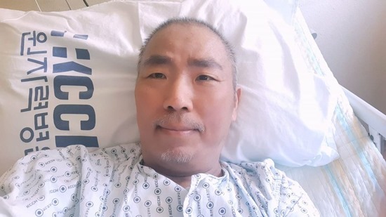 Kim chul-min, who was in the hospice ward of the Nuclear Hospital, died today (on the 19th) after battling lung cancer; aged 55.When the deceaseds buffet was reported, DJ Hashim, who was a close friend, said to his instagram, Skys mind clown kim chul-min. After the picnic, I returned to the original place Sky country.I am grateful and thank you and I respect and love you. When I went to Daehangno, I always went to the theater while watching Kim chul-min, who was always laughing at people outdoors. ... Now laugh at Sky... Lee Hun-hee PD, who directed KBS 1TV Morning Yard, said, Daehangnos man Kim chul-min.I know a lot of hearts, he said.On the last 10 days, Kim chul-min wrote, Thank you for your happiness; thank you; I love you.Kim chul-min, who was battling lung cancer, left a message suggesting separation and was saddened.On the 20th of last month, he posted his own video singing with the article I want to live God ... Help me. So Comedian Lee Hong-ryul said, Egu Chulmin!If we can get through it together, well get through it, Ill be together, too!! cheered Kim chul-min.Kim chul-min replied, Your senior thank you; Im holding on well.Kim chul-min, who had been battling lung cancer for two years, said in August, In the meantime, 12 cancers, 5 cervical replacement surgery, 70 radiation therapy, 10 cyber knife treatments.We are currently receiving painkillers every two hours, he said. Currently, we can no longer treat cancer.But he said, I am not giving up, I am holding on to it. I will hold on to it.In September, he certified 1 million won in donations from the Korea Broadcasting Comedy Association through his Facebook. It is already the third time.Chairman Eom Young-soo and comedian Sun-bae, thank you very much. I will fight cancer until the end. Meanwhile, Kim chul-min made his debut as a Comedian for MBCs fifth term in 1994; in 2007, he announced his name through the corner Noble X Man of MBCs gag program Gagya.Photo: Kim chul-min Facebook, Channel A broadcast screen
