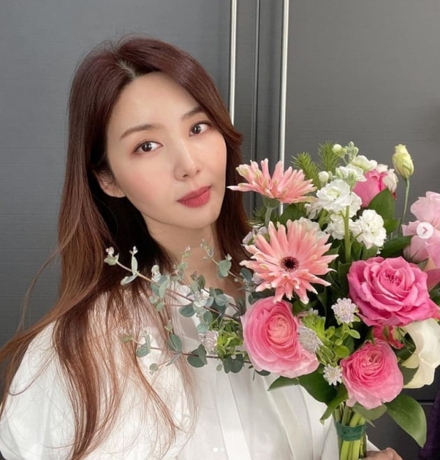 Actor Park Sol-mi told her daily life.Park Sol-mi said on his 17th day instagram, Is the flower so beautiful?I was with the bouquet challenge Vonn as a point of Lee Won-ils chef. It is a difficult time for flower farmers to suffer from the cancellation of many events such as marriage ceremony, graduation ceremony, and entrance ceremony these days, he added. How about delivering happiness with a flower and a flower?Also, Park Sol-mi concluded, My heart is warm year-end! With flowers! #flower farmer #BookechalN #StrengthyWe.Park Sol-mi, who is holding a bouquet of flowers in the public photo, is shown.Meanwhile, Park Sol-mi has two daughters in 2013 with actor Han Jae-suk and marriage.Photo: Park Sol-mi SNS