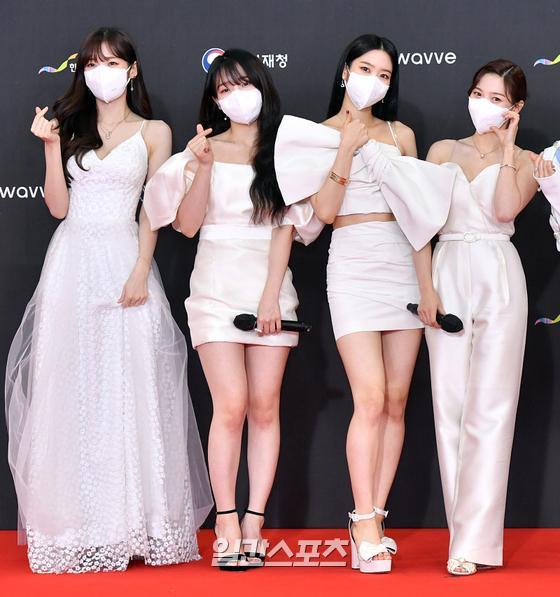 Group OH MY GIRL attended the 2021 KBS KPop Festival red carpet event held privately at KBS in Yeouido-dong, Yeongdeungpo-gu, Seoul on the afternoon of the 17th.