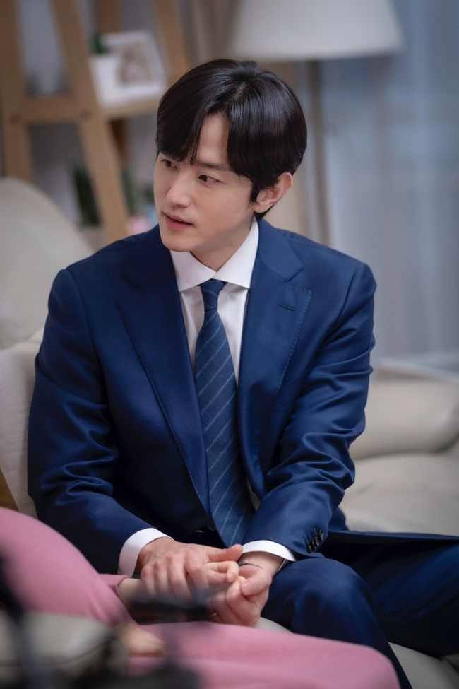 Kwon Yul returns as a unicorn husband.KakaoTVs original Dinging 2...ing (directed by Lee Kwang-young, playwright Yusongi, planned Kakao Entertainment, production media group Take-Two and SBS Moby-Dick), which will be released on January 8 next year, is a work that depicts the growth diary of K-pregnant women by Minsarin (Park Ha-sun), who is trying to escape from harsh-spoken dowry.In the newly launched Dinging 2 .ing, it is expected to provide more extended empathy and deepened chemistry with the news of pregnancy that came to Park Ha-sun and Kwon Yul.Among them, Kwon Yuls first Steel Series, which plays Minsarins husband, Muguyoung, was released.First, Kwon Yul, wearing a gray-toned knit and even round glasses, feels a warm and comfortable charm.In last season 1, if you showed a novice husband struggling between his wife and mother, this time, 2 .ing focuses on whether you can show your know-how and treatment as a more skillful husband.In another SteelSeries, Kwon Yuls genteel charm, which boasts a perfect suit fit as if she had just left work, is shining.Especially in the eyes of his wife, the sweet charm of honey drips down makes the hearts of those who see it.Kwon Yul, who has returned to her husband as a more sophisticated and hard-working husband, is more excited about whether she will be a full-fledged husband who is loved by both her wife and her mother.