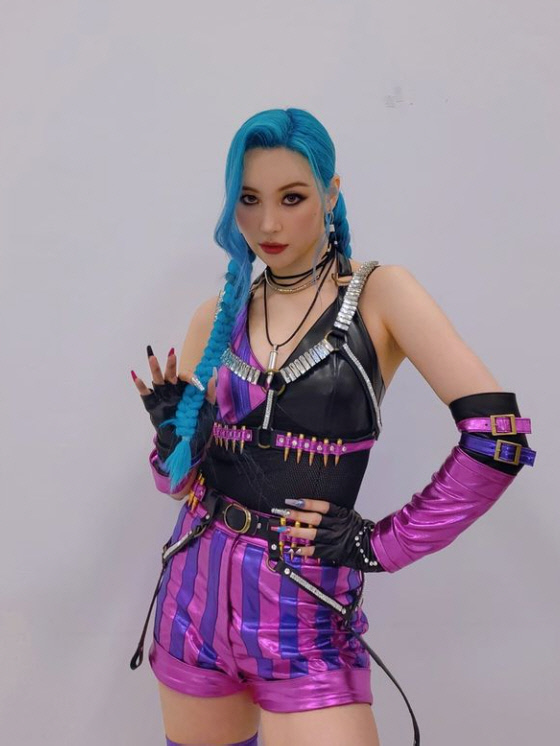 On the 18th, Sunmi posted several photos on his instagram with an article entitled Jinxver tail (Detailed Sada and Impressed Our Hemes Love You).In the photo, Sunmi poses in purple - her hair dyed blue stands out.Jinx is a champion character of the Game League of Legends.On the other hand, Sunmi made headlines by showing an extraordinary stage on the stage of the recent 2021 KBS Song Festival.Photo Sources Sunmi Instagram