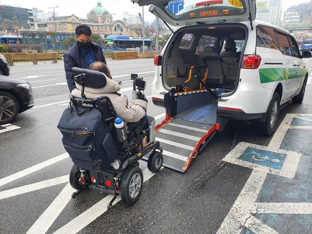 15일 서울 중구 남대문경찰서 인근에서 호출 후 40분 만에 도착한 장애인 콜택시에 이규식씨가 탑승하고 있다. 출·퇴근 시간에는 이 콜택시를 타려면 2시간 이상의 기다림도 감수해야 한다. 전혼잎 기자