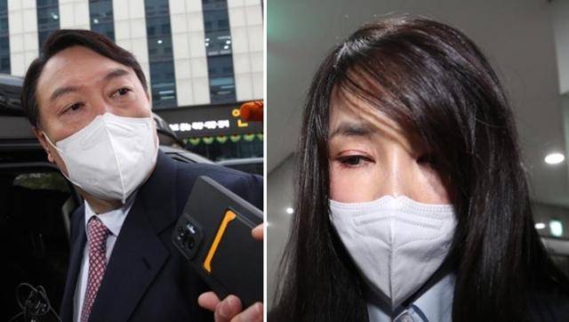 윤석열 국민의힘 대선 후보가 16일 오전 서울 여의도 새시대준비위원회 사무실을 나서면서 취재진이 윤 후보의 부인인 김건희씨의 '허위 이력' 논란과 관련한 질문을 하자 취재진을 바라보고 있다. 오른쪽 사진은 김씨가 15일 서울 서초구 자택에서 나와 자신의 사무실로 향하는 모습. 오대근 기자, 연합뉴스