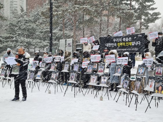 18일 오후 5시 서울 서대문구 독립문 앞에서 ‘코로나19 백신피해자가족협의회’(코백회)가 5차 촛불집회를 진행하고 있다. 이가람 기자