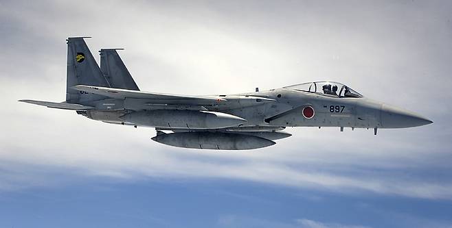 일본 항공자위대 F-15J 전투기가 미 공군 공중급유기와의 급유 훈련을 위해 이동하고 있다. 미 공군 제공