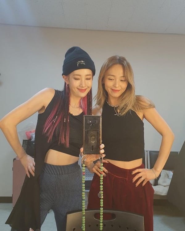 Sunye, a former group Wonder Girls, has released a photo with Byul.Sunye wrote on his 19th day in his instagram: #ByulSunye Team Wherever you go, our glimmering ByulSister!!I was happy to be with Sister # Mom posted several photos with the article Idol # 2 Interview.In the photo, Sunye and Byul are staring at the camera with a smile, and the two boasted of their friendly faces.On the other hand, Sunye is currently appearing on TVN entertainment Mom is Idol.