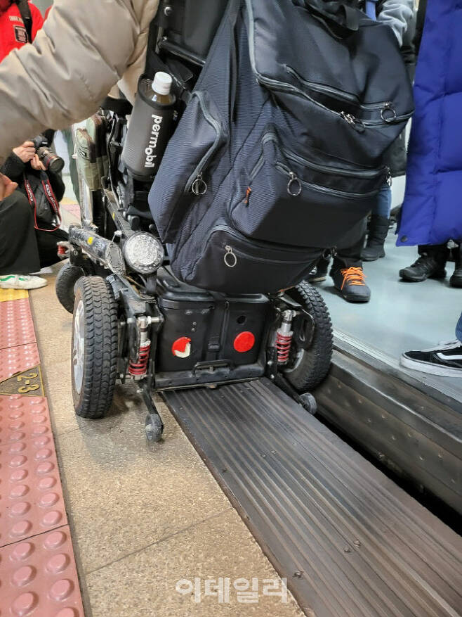 전국장애인차별철폐연대(전장연)가 휠체어를 스크린도어 틈에 넣고 문이 닫히지 않도록 하는 방식으로 시위를 진행하고 있다.(사진=서울교통공사 제공)