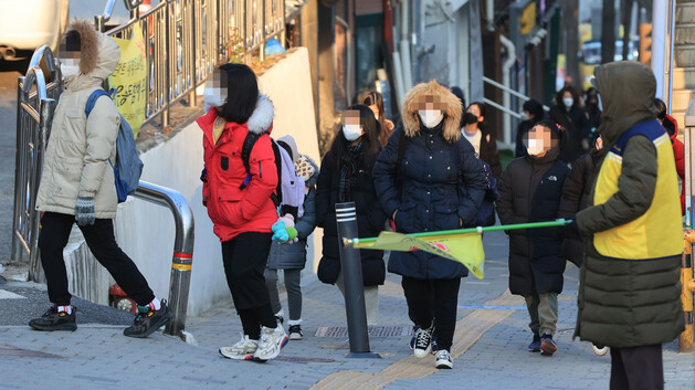 17일 오전 서울시내 한 초등학교에서 학생들이 등교하고 있다. 연합뉴스