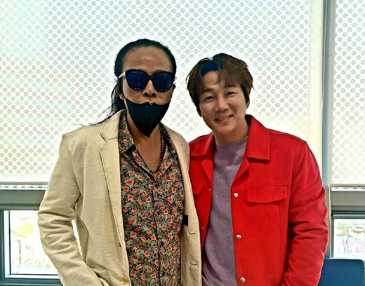 The latest news of band revival leader Kim Tae-won (56) has been revealed.Singer Yoon Min Soo (41) recently posted a picture on the Instagram, saying, Legend artist Kim Tae One senior ~ # national singer # Kim Tae # Yoon Min Soo.Yoon Min Soo is an authenticated photo with Kim Tae One, who is wearing sunglasses and wearing a black mask, taking pictures with a charismatic pose unique to him.Kim Tae-wons unique fashion, including colorful shirts and necklaces, is also impressive. Yoon Min Soos visuals, who are smiling next to Kim Tae-won, also attract attention.Its a sleek impression that you dont know about on a diet. Its Yoon Min Soo, which adds a sophisticated charm with a red jacket.