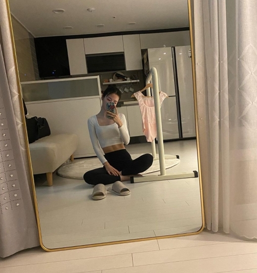 Actor Shin Ye-eun has revealed his abs in surpriseShin Ye-eun posted several photos on his Instagram on the 20th, writing, I am a balin who bought Vallejo bar because I can not go to Vallejo.In this photo, Shin Ye-eun wearing a yoga suit is taking a mirror selfie, and a clear abs above the slender abdomen steals his gaze.Beside him is a pink Vallejo suit and a Vallejo bar, so you can feel his Vallejo passion.Shin Ye-eun is working as a DJ for KBS Cool FM Shin Ye-euns volume increase.