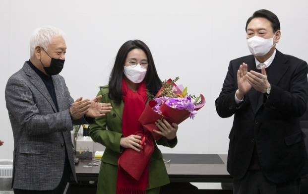 윤석열 국민의힘 대선후보(오른쪽)가 20일 서울 여의도 새시대준비위원회 사무실에서 새시대준비위 수석부위원장으로 합류한 신지예 한국여성정치네트워크 대표(가운데) 환영식을 하고 있다. 왼쪽은 김한길 새시대준비위원장. 국회사진기자단. 뉴시스