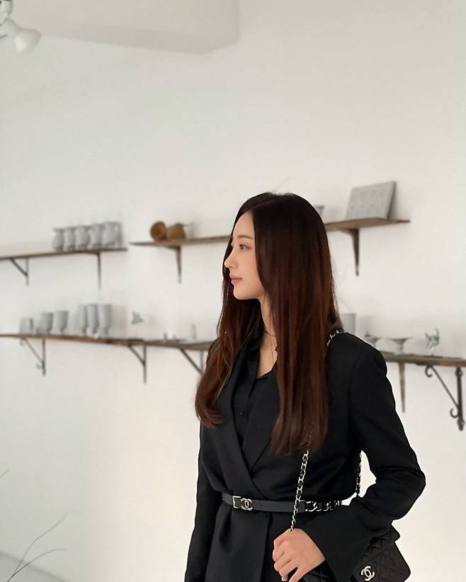 Seoul) = Actor Kim Sa-rang showed off the beauty of a beautiful woman who is different.Kim Sa-rang posted a picture of his recent situation with a heart emoticon on his instagram on the 21st.In the photo, Kim Sa-rang, wearing a black jacket, was posing while sweeping his head, and the next picture showed Kim Sa-rangs side looking somewhere.Kim Sa-rang is showing off his beauty that is not tired by his side through two photos.Meanwhile, Kim Sa-rang appeared in the TV Chosun (TV CHOSUN) drama Revenge which ended earlier this year.