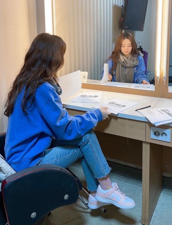 Kim So-young posted a picture on his Instagram on the 21st with an article called Good Morning.Kim So-young in the public photo is a studio for broadcasting recording.Kim So-young, dressed in a man-to-man and shawl, finished her hair and makeup and boasted a colorful look, especially the clean pink sneakers that she first wore.Kim So-young said, It is a morning that happened very quickly. People are talking about new shoes today. I did my best today.Meanwhile, Kim So-young has a daughter with Oh Sang-jin, an announcer, and marriage.Photo: Kim So-young Instagram