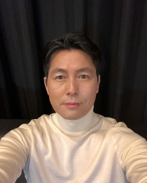 Actor and producer Jung Woo-sung reported on the current situation.Jung Woo-sung posted a picture on his 22nd day without writing on his instagram.Jung Woo-sung is looking at the camera with his eyes on his eyes.Meanwhile, Jung Woo-sung participated as a producer of Goyos Sea, which will be released on Netflix on the 24th.Goyos Sea is the story of elite members who left for a research base abandoned on the moon after receiving special missions, a near future earth devastated by depletion of essential resources.