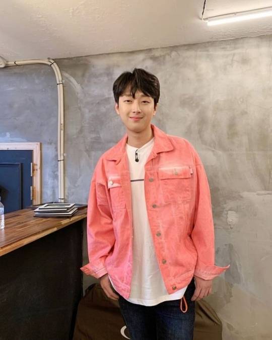 Singer Lee Chan-won has shared the latest on a lovely smile.On the 22nd, Lee Chan-won official Instagram account posted a picture with the article Forbes pink is the best man to match Lee Chan-to.The photo shows Lee Chan-won in a white T-shirt and a pink jeans jacket.Lee Chan-won, who posed relaxed with his fingers in his pants pocket, thrilled fans with a lovely smile.Meanwhile, Lee Chan-won is appearing on KBS2 The Great Song of Incorruptibility, TV Chosun Tomorrow is a national singer, TVN Rocket Boys, TVN STORY and LG Hello Vision War of Carl, The Life Dingading and others.