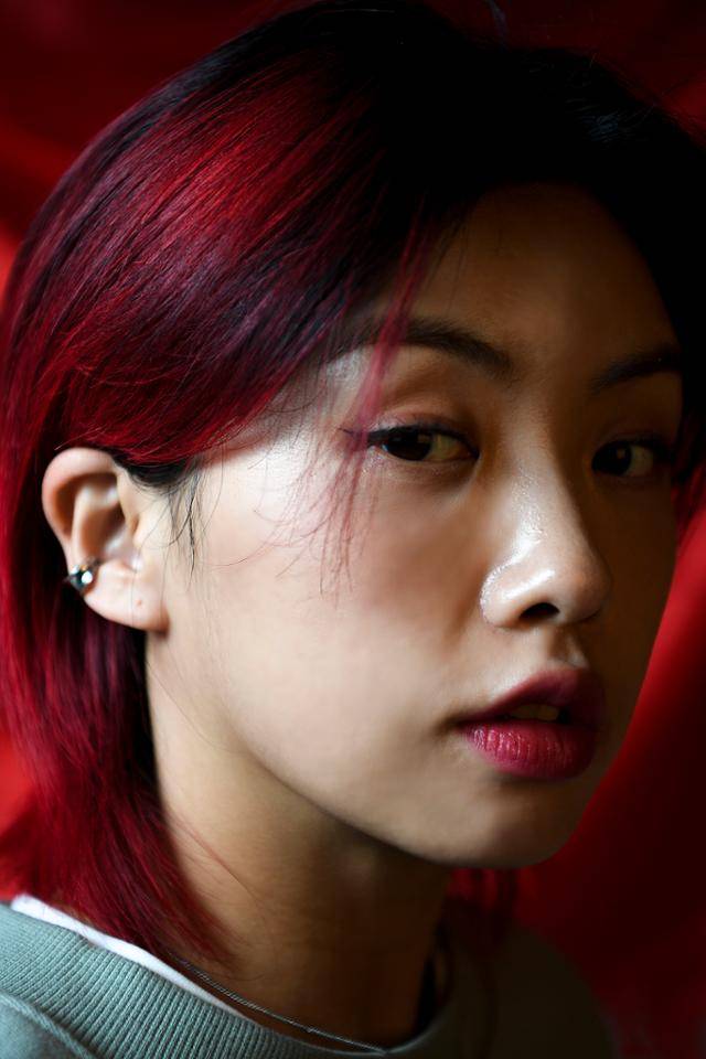 합당한 일로 논쟁을 벌여도 주체가 여성이기만 하면 한국 사회는 쉽게 '여.적.여(여성의 적은 여자)'라는 딱지를 붙인다. 스우파의 여자들은 서로를 향해 소리 치고 욕설을 하고 맨몸을 부딪히며 싸우지만, 이들의 정정당당한 경쟁을 누구도 쉽게 '여.적.여'라 부르지 않는다. 상대를 존중하면서 오로지 실력으로 존재를 증명했기 때문이리라. 한지은 인턴기자