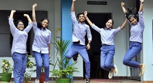 21일(현지시간) BBC는 인도의 한 공립고등학교가 남녀공용 교복을 채택하자, 분노한 무슬림들이 학교로 몰려가 소란을 피웠다고 보도했다.