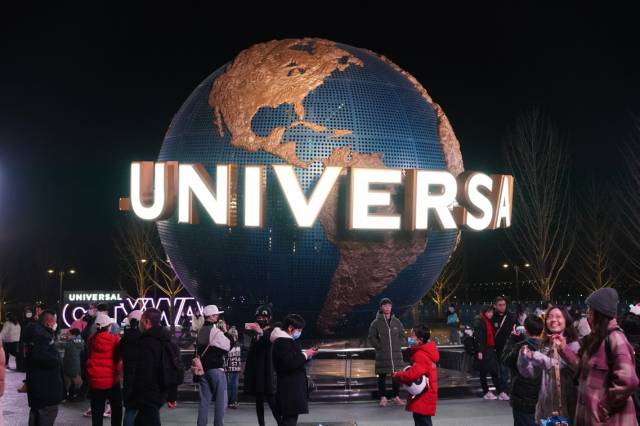 베이징 유니버설의 상징인 지구본 앞에서 관광객들이 기념촬영하고 있다. /최수문기자