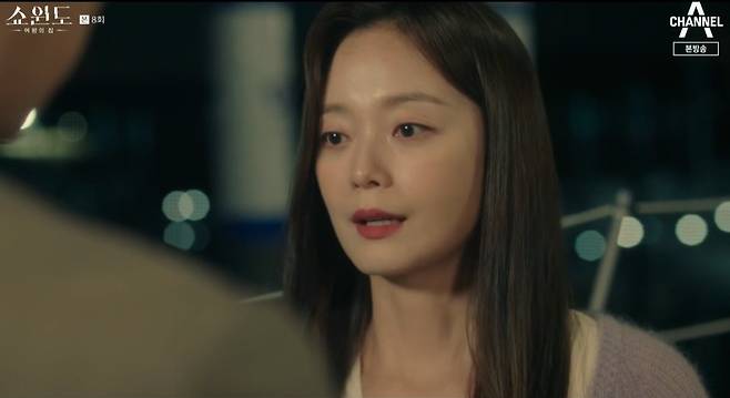 Song Yoon-ah offered a deal to Jeon So-min to have Lee Sung-jae, preventing her from marrying her brother Hwang Chan-sung.On Channel As Queens House of Showydo, which aired on the 21st, Han Sun-joo (Song Yoon-ah) was handcuffed and climbed into a police car, and her husband, Lee Sung-jae, was seen with resentment.On the same day, Shin Myeong-seop, who was jealous of the affectionate appearance of Yoon Mi-ra and Han Jung-won, who were about to get married, said, Do you have to stimulate me like this?Youre the only one who can do anything for you, Yoon said. How long do I have to endure this? Shin said.I will be there in the end. My wife, Han Sun-joo, witnessed this, and Han Sun-ju was angry and decided to divide.When Han Sun-ju pulled out his divorce card, Shin Myeong-seop revealed his desire to swallow the company and said, I will never give up my family or my boss.Shin Myung-seop told Han Seon-joo, who is going to go to the lawsuit, that the family and the Rahen group will be disassembled.I was just lying about the life of Han Seon-ju, who pretended to be happy, and that the show window was a life. Han Seon-ju was angry that I am resentful of loving people like you.Han showed his conciliatory appearance at Yoon Mi-ra, who offered the deal to Yoon Mi-ra, saying, Ill give you what you want, so give me what I want.He promised to help Yoon Mi-ras parents company grow into a trading company.Shin Myung-seop said, I can not give up Rahen, not myself. If I give up Rahen, Shin Myung-seop will become a man of Yoon Mi-ra.As Han Seon-joo demanded, Yoon Mi-ra declared his marriage to Han Jung-won, who was about to marry him, by revealing his true color that he had never loved him.I was Lee Yong, you know, to have someone I love, Yunmira said.Thats it, Han Jung-won said, and was surprised to learn that Yun Mi-ra was a woman of Shin Myung-seop.She then forgives Yoon Mi-ra for her actions when she packs up and leaves the house, but warned her, Do not touch my sister, if you touch her again, I will kill her.Yoon Mi-ra went to Han Seon-ju with data related to his parents company, Youngwon leather, and demanded that he keep his promise.However, Yoon Mi-ra, who seemed to hold hands with Han Seon-ju, showed up to betray Han Seon-ju by stopping at the hotel where Shin Myung-seop was staying before going to Han Seon-ju.The company is in danger of being shaken by the hands of Shin Myung-seop, who has been plotting under the surface of the water.However, at the end, Han Seon-ju appeared at the general shareholders meeting, and Han Seon-ju showed a change of atmosphere that was focused on Shin Myung-seop at once.As the confrontation between Han Sun-joo and Shin Myung-seop is rising, I wondered what the relationship between the three people will be developed in the future.