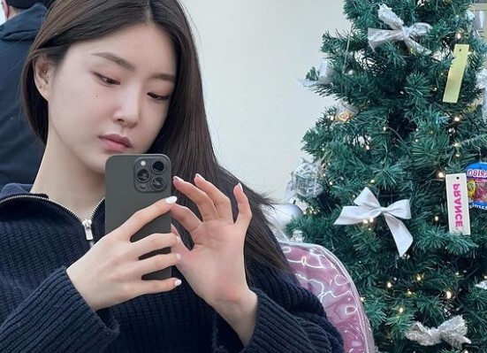 Group Brave Girls Yuna flaunts cute beautyOn Tuesday, Yuna posted a photo with her Instagram Tree emoticons.Yuna in the photo was sitting in front of the Christmas tree and taking a picture. She laughed and took a mirror selfie.The netizens responded in various ways such as Mary Yuna Limas, pretty more than flowers and youngest youngest.Meanwhile, Brave Girls heated up the country earlier this year with Rollin a comeback on the chart.In June, he released the title song Chi Mat Ba Ram of the Mini 5th album and succeeded in making a leap to Summer Queen.