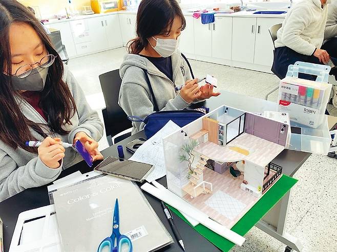 서울사대부고 학생들이 기후변화 프로젝트 시간에 자신이 설계한 제로에너지 건축물을 모형으로 만들고 있다. 한문정 제공