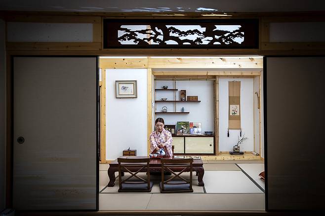 니지모리 스튜디오에 일본식 료칸이 있다. 다다미 형태를 하고 있고, 일본 소품으로 내부가 꾸며져 있다. 객실에 일본풍 다기와 유카타 의상이 놓여 있다. 장진영 기자