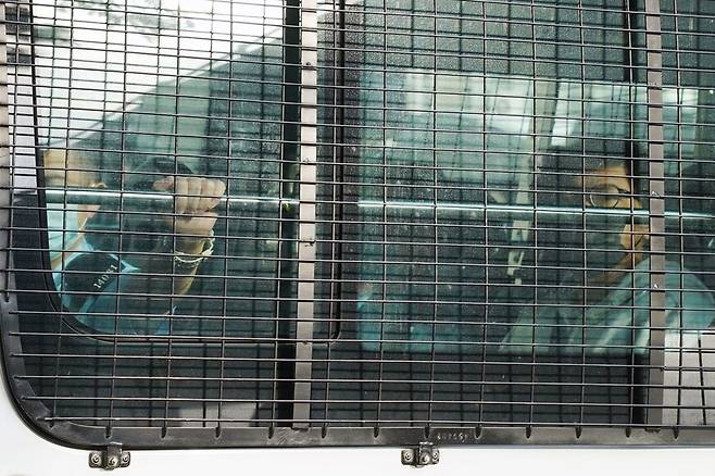 홍콩판 국가보안법(홍콩보안법) 22조 위반 혐의(체제전복)로 기소된 47명 중 한명인 샘 청 구의원이 3월1일 호송차를 타고 웨스트카오룽 법원에 도착하고 있다. 홍콩/로이터 연합뉴스