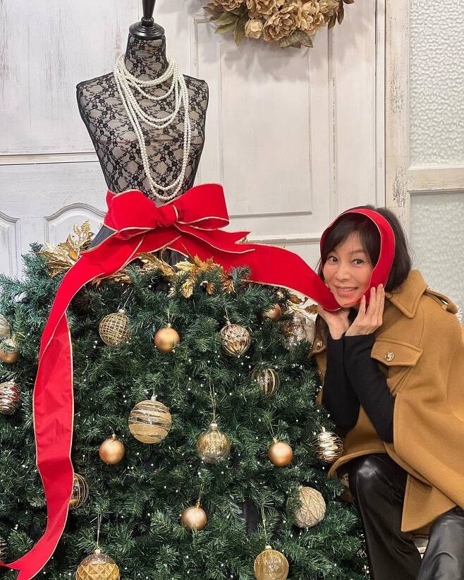 Actor Hwang Shin-hye greeted fans for Christmas.On December 24, Hwang Shin-hye posted a picture on his instagram with a greeting Merry Christmas Enjoyment and Happy Christmas.The photo shows The Christmas Tree, a unique design that became a mannequin dress, and Hwang Shin-hye, who wears a ribbon on his face and cute playful.Hwang Shin-hye showed off her elegant yet individual fashionista side in a carmel-colored cape coat and leather pants.Its getting very cold ... be careful with your health and # The Christmas Tree wherever you are, he added.On the other hand, Hwang Shin-hye has a daughter, Lee Jin-yi, who is a model-turned-actor, and is appearing on KBS 2TV weekend drama Loves Exhaust, which started broadcasting on the 13th.