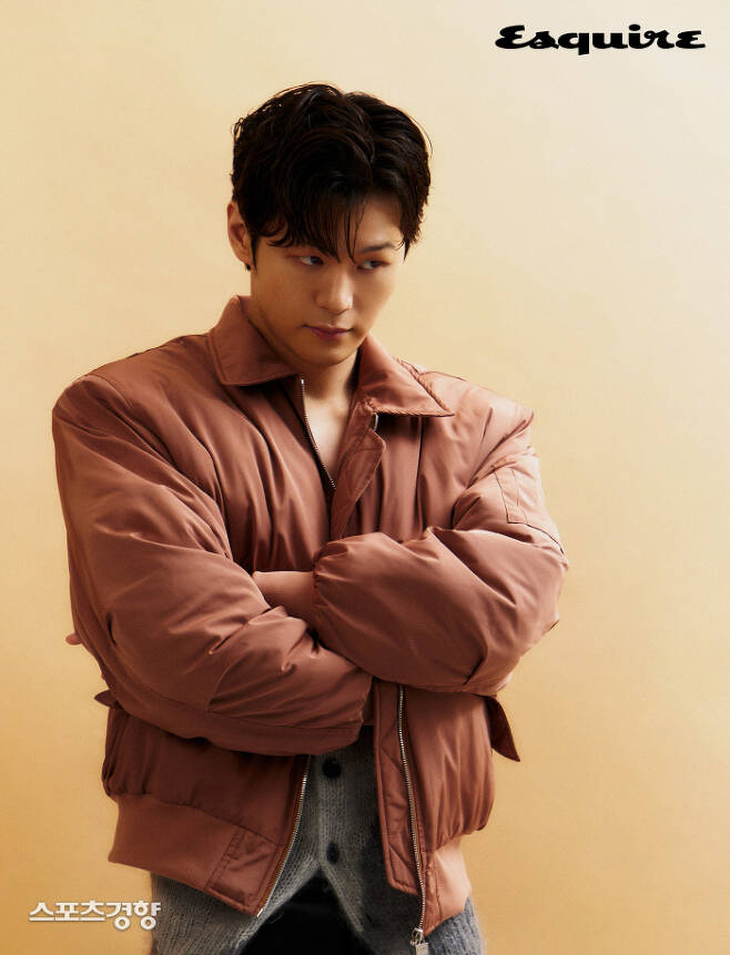 Actor Hak-ju Lee has revealed a city and a charm in fashion magazine pictorials.Hak-ju Lee released the results of the filming with the fashion magazine Esquire, which was released on the 24th.Hak-ju Lee, who announced his name through JTBCs World of Couples, recently proved to be a top-trend by appearing in succession from Netflixs Myname and WeEves Going to Cheong Wa Dae to JTBCs City.In an interview after filming, Hak-ju Lee said he was embarrassed about this situation and feels like receiving an unexpected comprehensive gift set.As I try to implement the character in my work, there will be a part of my image that reflects the role, said Hak-ju Lee, who said of the scary image that occurred after the couples World. In fact, it is difficult to look really scary when I have a scary face.In fact, those who have seen me recognize that they are not scary. Hak-ju Lee was the most difficult character to play, and he cited the World of Couples. He said, Ingyu was a character that was difficult to understand.I thought it would be easier to think of it as an animal and postpone it because I do not understand it, so I thought of Hiena. In the meantime, Taeju of Myname thought of a wolf, and Sujin of Going to Cheong Wa Dae thought of a fox.City people thought of cute dogs, but I dont know how you see them, he added.Its very difficult to be remembered by people in any modifier, said Hak-ju Lee, adding that he will continue to worry about becoming an Actor who can be used for various modifiers in the future.The interview with Hak-ju Lees picture can be seen in the January issue of the fashion magazine Esquire.