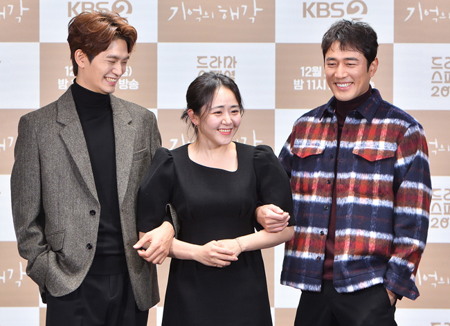 Actors Kang Sang-joon, Moon Geun-young and Jo Han-sun are posing for the KBS2 drama special 2021 Memory of the Year online production presentation held on the 24th.Photo: KBS