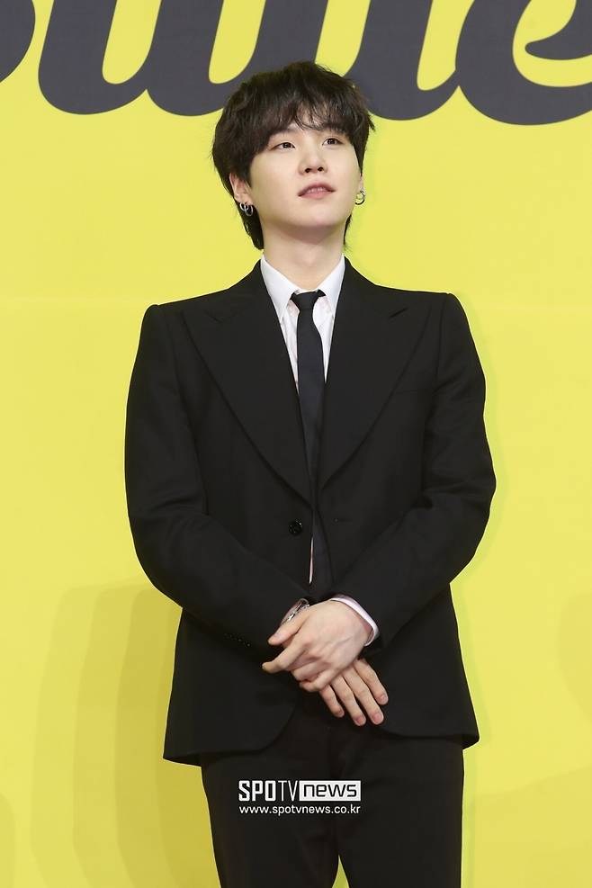 BTS Suga (Min Yun-gi, 28) was tested for a new Covidvirus infection. According to the report on the 24th, Suga was tested on the same day.Suga arrived on Sunday after completing her personal schedule at United States of America after completing her offline performance BTS Permission to Dance on Stage -LA, which was held two years after the Covid19 fandemic.After that, I received a PCR test at a public health center and received a tested positive test.Suga is set to be treated while insulated for some time - there are reportedly no health problems.