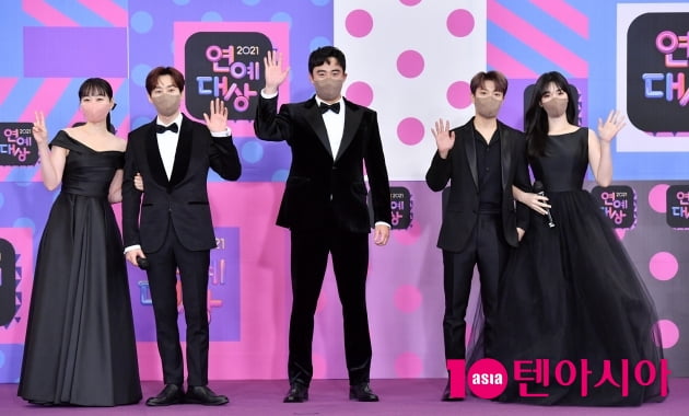 Eunhyuk, Lee So-ra, Jung Sung-Yoon, Choi Min-hwan and Kim Yul-hee pose at the 2021 KBS Entertainment Grand Prize red carpet event held at KBS, Yeouido, Seoul on the afternoon of the 25th.(Photo Provision = KBS