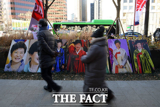 숭례문오거리에 전시된 박근혜 전 대통령의 사진들.