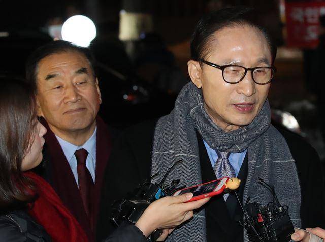이명박(오른쪽) 전 대통령이 친이명박계 인사들과 송년 모임을 위해 2017년 12월 18일 오후 서울의 한 음식점으로 들어서며 취재진 질문에 답하고 있다. 왼쪽은 당시 늘푸른한국당 이재오 대표. 연합뉴스