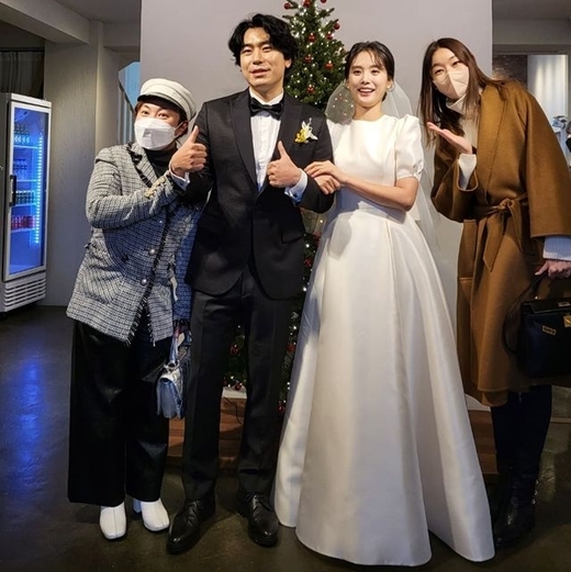 Actors Lee Si-eon (real name Lee Bo-yeon and 39) and Surprise, 33, were marriage.Lee Si-eon and Surprise held a Wedding ceremony in the form of Small Soldiers Wedding at a wedding hall in Jeju Island on Saturday.Lee Si-eon and Surprise began dating in 2017 and have been married for the first time in four years.The pair have been loved as a public couple representing the entertainment industry after the 2018 romance was made public.On this day, several fellow entertainers attended the Wedding ceremony as guests and congratulated Lee Si-eon and Surprise on their new start.In particular, MBC I Live Alone model Han Hye-jin(38), Gag Woman Park Na-rae(36), cartoonist Kian84 (real name Kim Hee-min and 37) showed a special friendship with Lee Si-eon by directly looking for Jeju Island.Han Hye-jin said through SNS, Happy Lee Bo-yeon Surprise couple! Congratulations! Happy for us!!!!!! Let Ji-seung be happy!!!, and Park Na-rae congratulated him, #I Live Alone #marriage #honorable graduation #Jeju Island #marriage #Lee Si-eon #Congratulations #Kian84 #Han Hye-jin #Park Na-rae Beautiful Bride #Surprise, Kian84 wrote, Goodbye Le-Rae E Si-eon and other articles along with the certification photos, Lee Si-eons marriage was delighted together.Lee Si-eons wife Surprise made her entertainment debut in 2005 through the drama Rounding 2.In the meantime, he has appeared in dramas such as Shindon, 7th grade official, Ghost detective, Cheoyong 2, Love temperature, Gangsin, You are there.Surprises biological sister is famous professional gamer Seo Ji-su, 36.