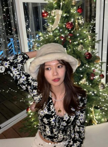 Singer and Actor Choi Sooyoung has attracted attention by releasing photos taken in front of The Christmas Tree.Choi Sooyoung posted several photos on his 25th day with his article It looks like a wine party, but the reality is that my mother takes pictures at home.In the photoChoi Soo Young poses in front of a Christmas tree decorated at home.It captivates the eyes with various charms such as wearing a fur hat and smiling brightly, holding a wine glass and making a fascinating expression.During the Gypcock Christmas, he reveals his brilliant beauty and exclaims his admiration.MeanwhileChoi Soo Young recently confirmed her new drama You Say Hope appearance.If you say Hope is a drama that tells the story of people who dream of a true well-dying.